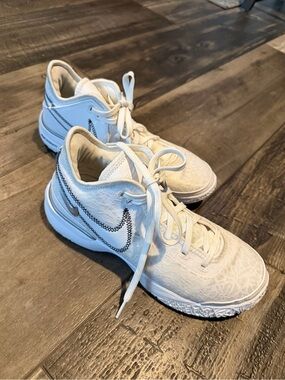 White Knit Mens Nike Athletic Sneakers - size 8.5